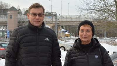 Henrik Westerlund och Karin Svahnström vid järnvägsbron i Karis.