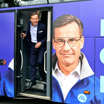 Moderaternas partiledare Ulf Kristersson anländer till en vallokal 
