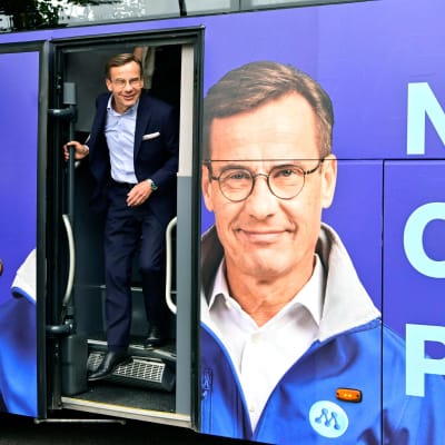 Moderaternas partiledare Ulf Kristersson anländer till en vallokal 