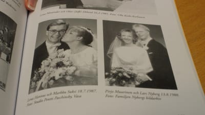 Floras historik kryllar av körparens bröllopsfotografier. Till höger är Hanna Nybergs föräldrar.