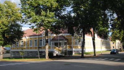 En gul träbyggnad i Ekenäs som är ungdomsgården.