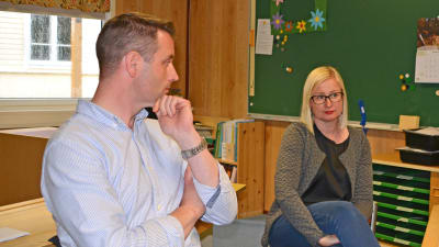 Mårten och Heli Karlsson sitter i ett klassrum i en barack i Gammelbacka skola