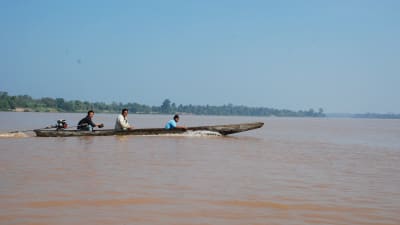 Enkla men snabba motordrivna kanoter är de vanligaste fortskaffningsmedlen på Mekong.