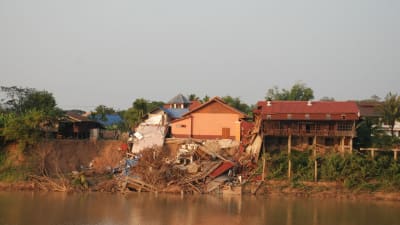 På många platser lider flodbankarna av erosion. Invånarna är tvungna att lämna sina hem som löper risk för att rasa ned i floden.