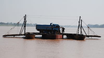 Bara en handfull broar har konstruerats över Mekong. För det mesta är invånarna tvungna att anlita primitiva pråmar för att få fordon transporterade från en strand till en annan.