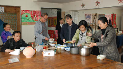 Under lunchpauserna brukar Liu och hans kolleger diskutera olika aspekter av folkkulturen. De ägnar en stor del av sina liv åt att försöka göra den livskraftig