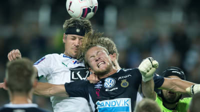 Anders Bååth (i blått) ansluter till SJK.