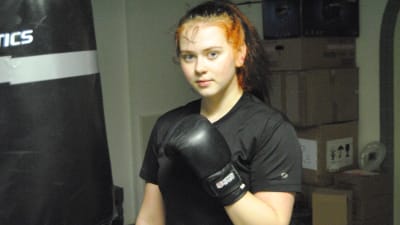 Veera Karlsson står bredvid en boxningssäck.