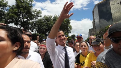 Oppositionsledaren Juan Guaidó (i mitten) deltog i en demonstration i Caracas på fredagen. 