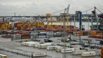 Västra hamnen på Busholmen full av containrar och lasttrafik, i bakgrunden Drumsö.