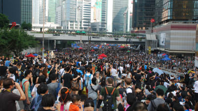 Hundratusentals personer demonstrerar mot utlämningslag i Hongkong.