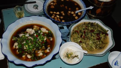Rätter av kinesisk mat serveras i stora fat också på den här restaurangen. Det är sällsynt att det går att beställa halva portioner.