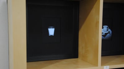 Fotografi taget med nålhålsteknik som föreställer ett mjölkglas.
