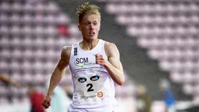 Jonni Blomqvist springer i Tammerfors.
