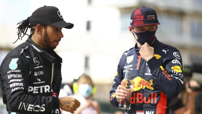 Lewis Hamilton och Max Verstappen blickar åt sidan.