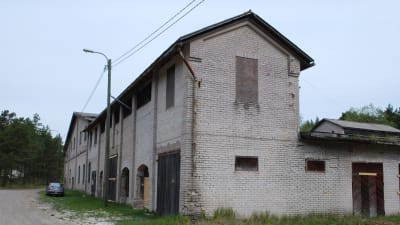 Den gamla tegelfabriksbyggnaden i Tvärmiine i Hangö.