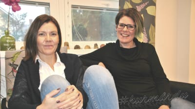 Eva Åstrand och Camilla Pitkänen sitter i en soffa.