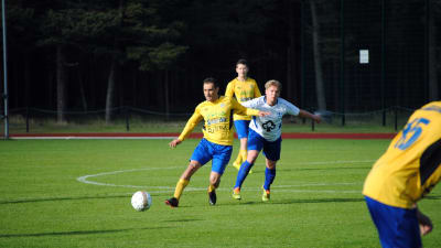 FC HIK:s Paulo Pinduca Pimentel med bollen.