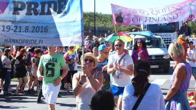 Prideparaden i Hangö 2016 sätter igång vid magasinen i Östra hamnen.