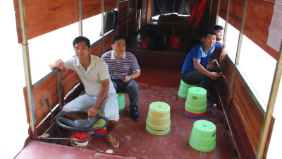 Tjänstemannen Shi (andra till vänster) på väg till den främsta sevärdheten i trakten. Båtfärden kostade 30 euro.