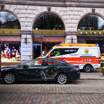 Auton kylki on vaurioitunut Pohjoisesplanadilla. Vieressä ambulanssi. 