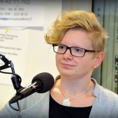 Katja Helenelund i radiostudiomiljö.