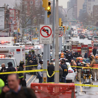 Räddningspersonal på plats på gatan i New York.