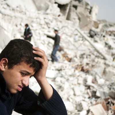 En pojke sörjer sina anhöriga och vänner som dödades i en flygattack i Al-Bab. Över hälften av stadens invånare har flytt undan häftiga strider