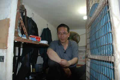 n av Leungs grannar, städaren Wong Kam-wah, har nyss kommit hem efter en lång arbetsdag. Han bor på andra våningen, så han kan inte stå rakt i sitt rum.