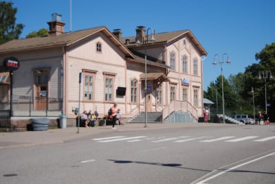 Ekenäs järnvägsstation baddar i solskenet.