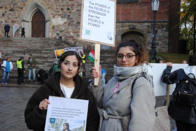 Två unga kvinnor i demonstrationståg.