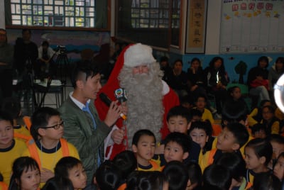Finsk julgubbe besöker barn i en skola i Malaysia.