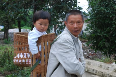  Farföräldrar sköter sina barnbarn i Kina på landsbygden.