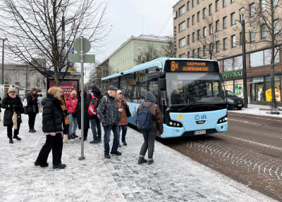 Lahden seudun liikenteen bussi pysähtyy bussipysäkille Lahden kauppatorilla.