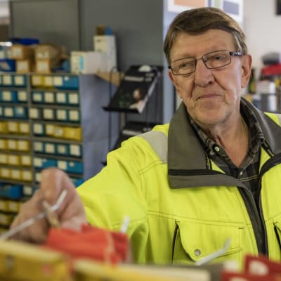 Keminmaalaisen Kodin Rautakeskuksen yrittäjä Jouko Ylimaunu.