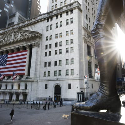 George Washingtonin patsaan jalat seisoivat vakaasti New Yorkin pörssin edustalla.