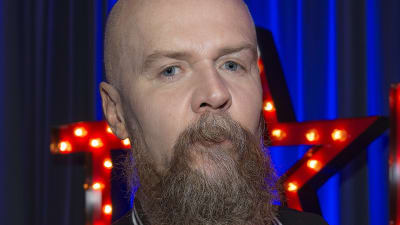 Alexander Bard tittar allvarligt in i kameran.