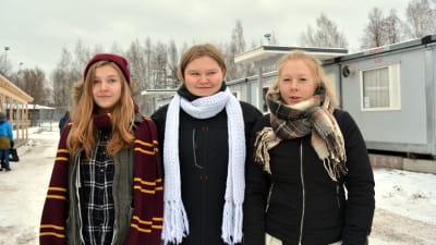 Tre elever på Lovisanejdens högstadiums skolgård