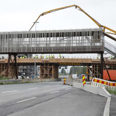 Työntekijöitä Tampereen raitioliikenteen sillan työmaalla