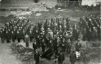 Punaisten juhla torvisoittokuntineen ja lippuineen vuosina 1917–1918.