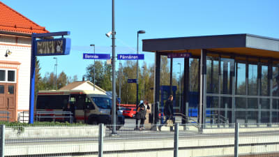 Folk går på perrongen vid Bennäs tågstation