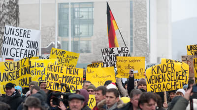 Ryssar och tyskar demonstrerar mot invandrare i Berlin.