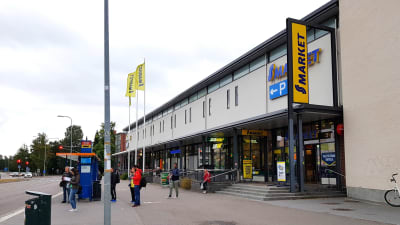 En busshållplats och en livsmedelsaffär i Månsas.