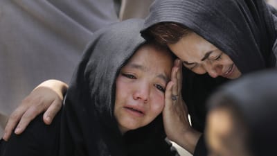 Sorg efter att en familjemedlem dödats i självmordsattacken i en skola i Kabul