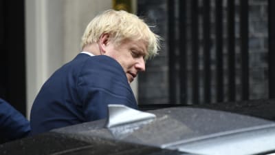 Boris Johnson på väg att stiga in i en bil.