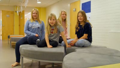 Fjärdeklassister som läser modersmålsinriktad svenska. 
