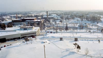 Vasemmalla kuljetustalo ja sen takana tv-studiotalo (studiot 1-4). Studiotalon takana poikkisuunnassa on lavastetalo. Oikealla keskellä Pasilan radioasema
