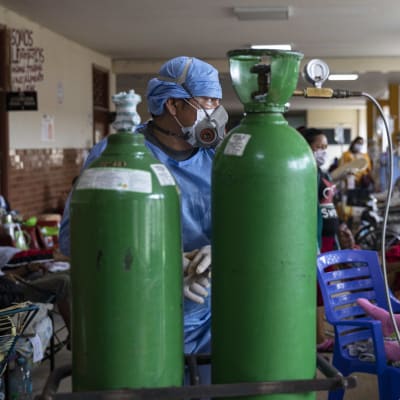 Syrgastuber och en läkare på ett sjukhus Iquitos i Peru.