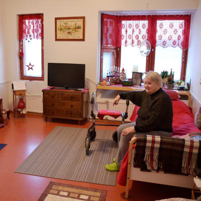 Iris Gröndahl sitter på sitt rum på Ebbo åldringshem.
