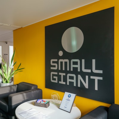 Small Giant Gamesin pääkonttorin aula, seinällä iso firman logo.